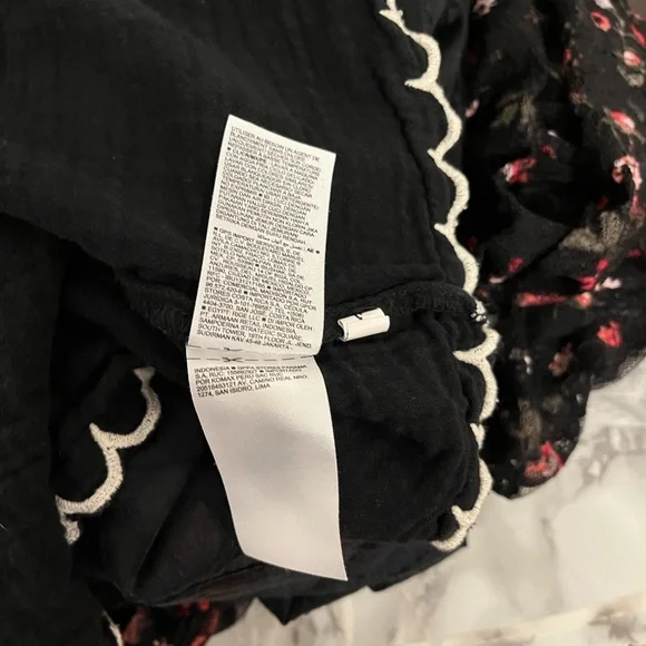 Old Navy Black Ruffle Sleeve Blouse White Embroidery XL - Picture 9 of 10